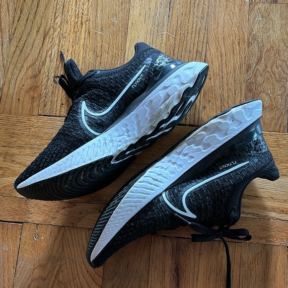 Nike Flyknit Shoes - Picture 5 of 8